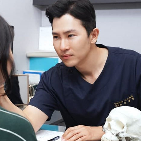 [김준현원장]어둡고 볼록한 눈 밑 개선 위한 눈밑성형, 정확한 진단 필요